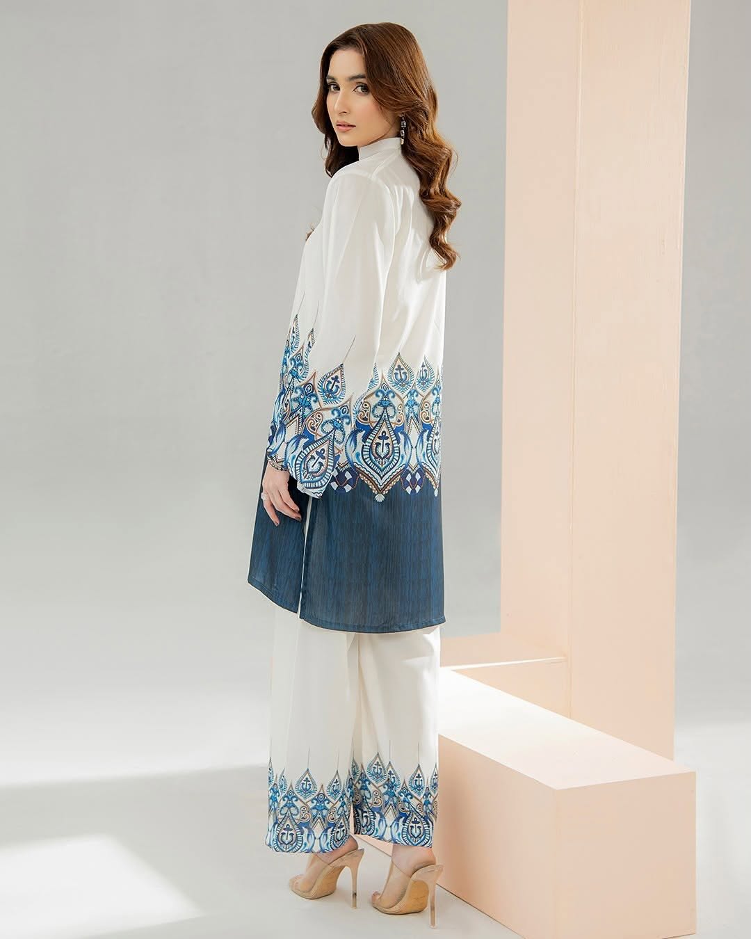 Swiss Lawn 2-PC Suit ā Chic, Comfy & Ready to Wear! AR-1007
