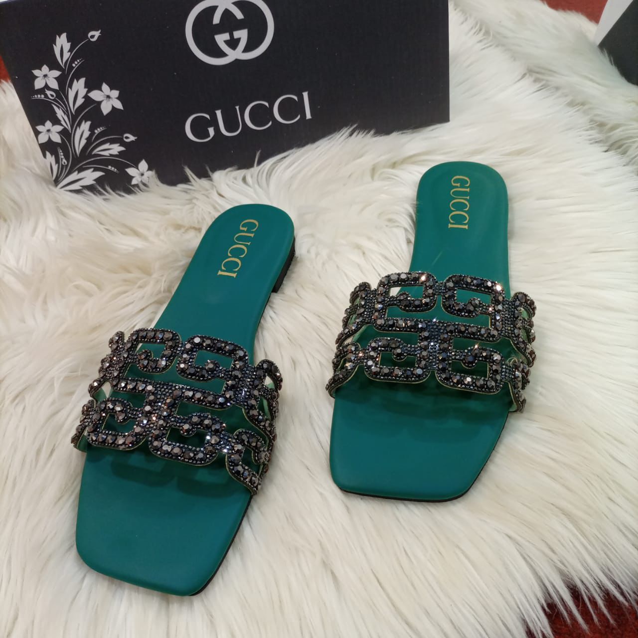 GUCCI Supreme Quality Fancy Flat Sleeper With Brand Box