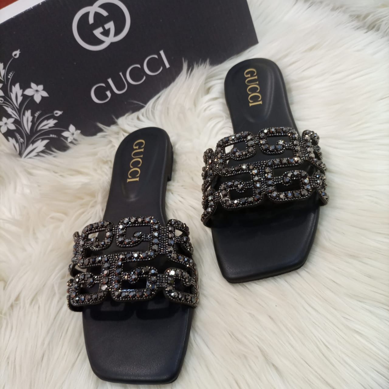 GUCCI Supreme Quality Fancy Flat Sleeper With Brand Box