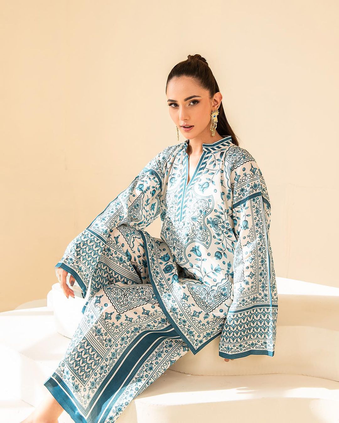 Swiss Lawn 2-PC Suit – Chic, Comfy & Ready to Wear! AR-1008